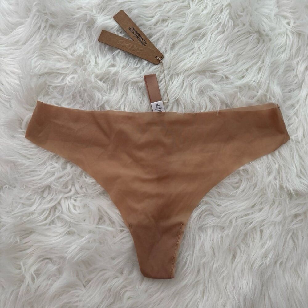 Skims Invisible Thong Clay Size Large